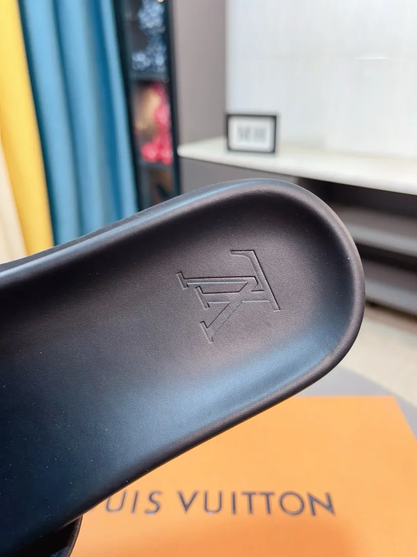 Ex-factory price 320🌹🌹 (lv-Louis Vuitton) new men's sandals, high-end boutique, exquisite embossed logo decoration on the upper, fine workmanship, super soft soles, casual, loose and comfortable, a must-have in summer! \nsize：38-44